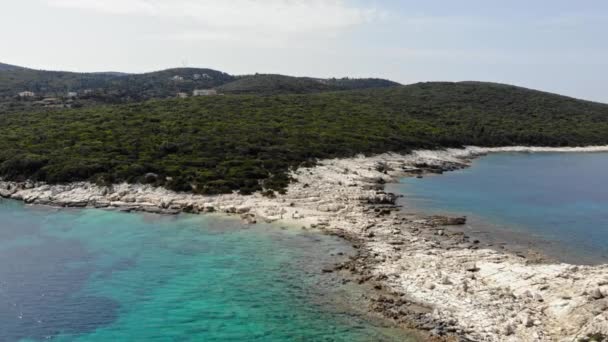 Betoverende Natuursteen Kustlijn Van Emplisi Strand Griekenland Luchtfoto — Stockvideo