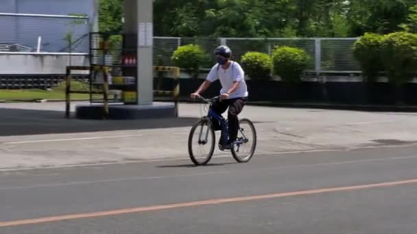在宿务市 一个戴着面具的人在骑自行车上班的路上的说明性视频 — 图库视频影像