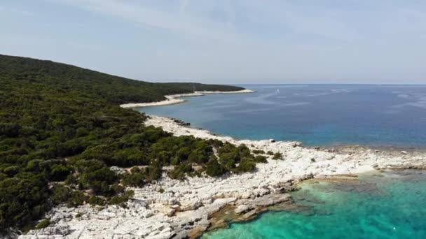希腊凯法利尼亚Paralia Emplisi的风景隐蔽卵石海滩 空中射击 — 图库视频影像