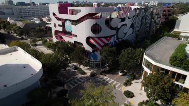 Flygfoto Mot Ett Konstnärligt Designdistrikt Museum Garage Parkeringsplats Wynwood Miami — Stockvideo