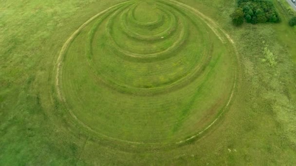 Drone Που Πετά Πάνω Από Theydon Bois Earthwork Γλυπτική Epping — Αρχείο Βίντεο