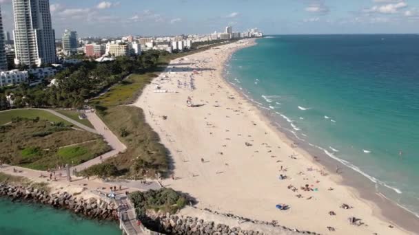 Aerial View Overlooking People Sun Bathing South Point Beach Miami — стоковое видео