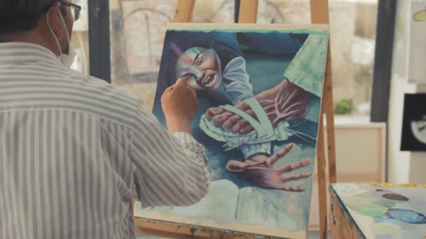 예술가들은 아프가니스탄에서 여성들을 억압하는 탈레반의 지배를 강하게 묘사하고 — 비디오