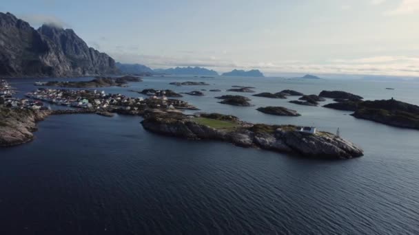 Flyger Vid Henningsvaers Kust Med Utsikt Över Henningsvaers Många Sammanhängande — Stockvideo