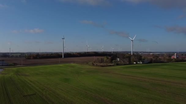 Rüzgâr Türbinleri Mavi Gök Günü Karşı Bir Tarlada Dönüyor — Stok video
