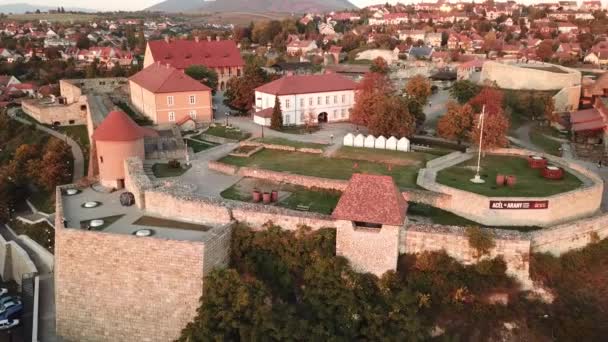 位于匈牙利北部主要旅游胜地埃格尔市的埃格尔城堡城墙的电影式4K无人驾驶飞机镜头 — 图库视频影像