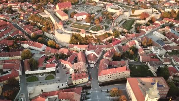 位于匈牙利北部主要旅游胜地埃格尔市的伊格尔城堡的电影式4K无人驾驶飞机飞越镜头 埃格尔是埃文斯县首府 — 图库视频影像