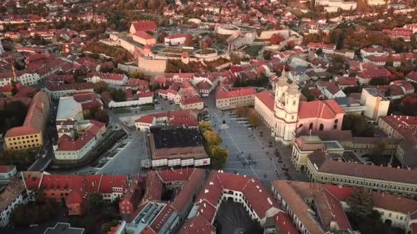 在匈牙利北部主要旅游胜地埃格尔市的Dob Istvn广场和市中心拍摄的4K无人驾驶飞行器 — 图库视频影像