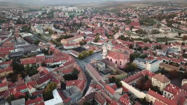 匈牙利北部主要旅游胜地埃格尔市的Dob Istvn广场和埃格尔城堡的电影式4K无人驾驶飞机镜头 — 图库视频影像