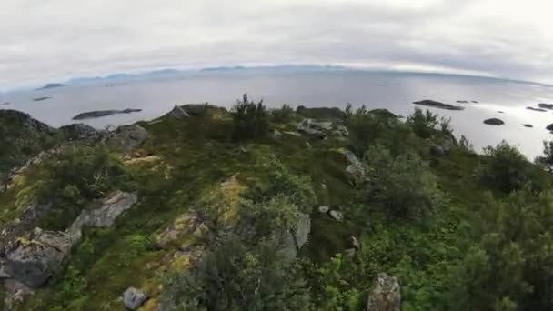 Cliffdiving Henningsvaer Festvagtind Výhledem Oceán Zpomaleně — Stock video