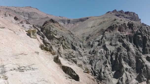 Aerial Dolly Back Dry Craggy Cliffside Edge Landscape Cerro Castillo — ストック動画