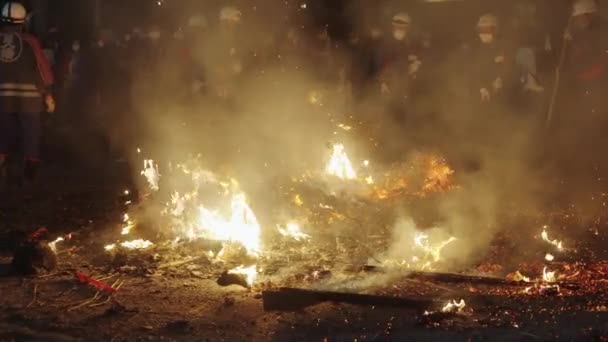 Sagicho Matsuri火节结束时燃烧的灰烬和炉渣堆 — 图库视频影像