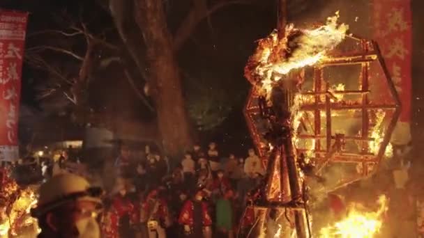 Menschenmenge Sieht Wie Überreste Des Sagicho Festes Verbrennen — Stockvideo