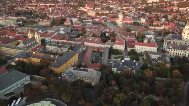 电影4K无人驾驶飞机拍摄的埃格尔市中心 匈牙利北部主要旅游胜地 赫夫县首府的画面 — 图库视频影像