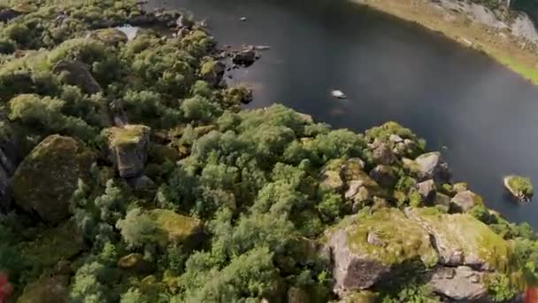Πετώντας Πάνω Από Μερικές Πέτρες Μια Λίμνη Στη Νορβηγία Lofoten — Αρχείο Βίντεο
