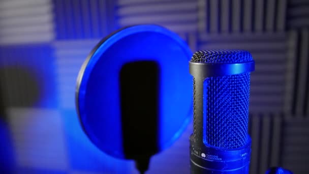 Primer Plano Micrófono Condensador Una Cabina Vocal Podcast Voz Estudio — Vídeos de Stock