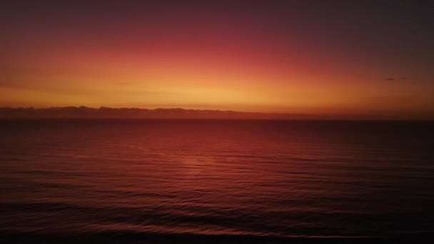 Açık Okyanus Ufkuna Yayılan Sabah Güneşinin Doğuşundan Yansıyan Renkli Dalgalar — Stok video