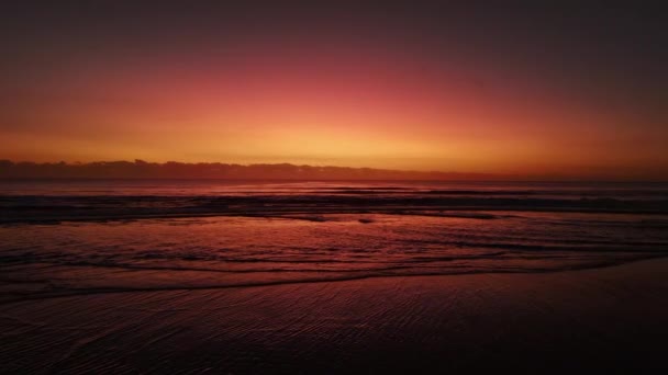 Tidig Soluppgång Som Reflekterar Mättade Färger Över Vågorna Öde Strand — Stockvideo