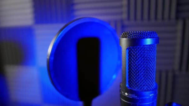 Plan Suivi Microphone Professionnel Écran Pop Dans Une Cabine Vocale — Video