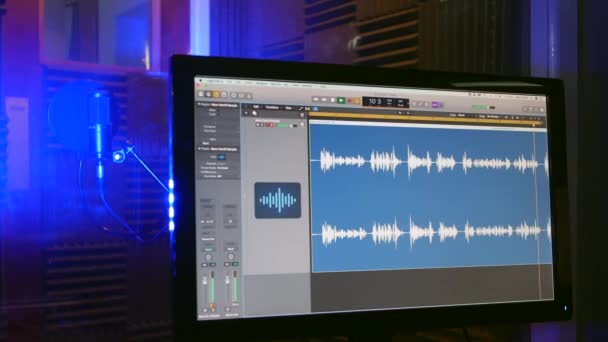 Μια Ακουστική Κυματομορφή Μια Οθόνη Υπολογιστή Ένα Στούντιο Ηχογράφησης Μικρόφωνο — Αρχείο Βίντεο