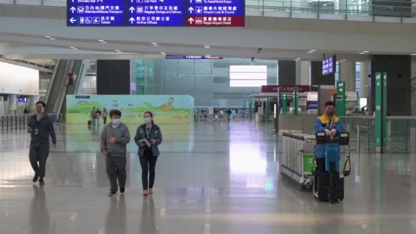 Passagiers Met Gezichtsmaskers Arriveren Chek Lap Kok International Airport Aankomsthal — Stockvideo