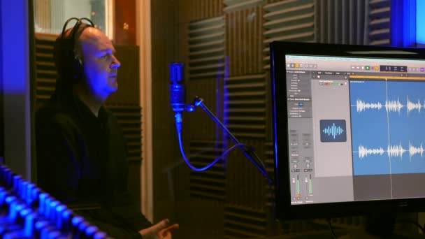 Man Recording Podcast Voice Recording Studio Vocal Booth Talking Microphone — Wideo stockowe