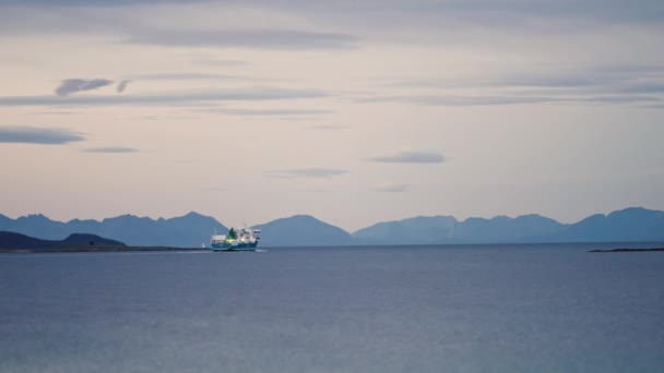 フィヨルドを通過する貨物船 背景に霧の山 タイムラプス — ストック動画