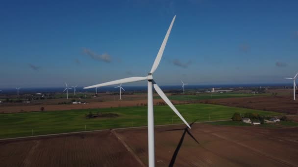 Turbina Eolica Spinning Closeup Center Casting Shadow Dietro Con Campo — Video Stock