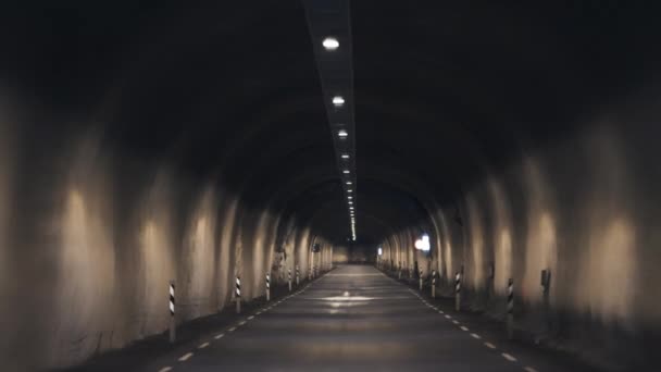 隧道中狭窄的路 有混凝土覆盖的墙 灯安装在天花板上 慢动作 向前开 — 图库视频影像