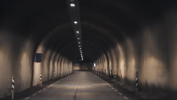 Narrow Road Underground Tunnel Concrete Walls Reflective Signs Mounted Walls — Vídeo de stock