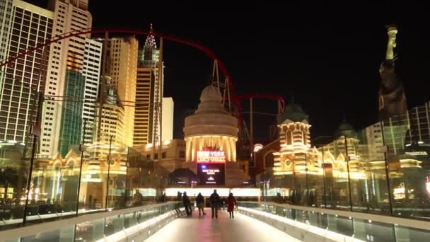 People Walking Las Vegas Strip Night New York Hotel Casino — Stockvideo