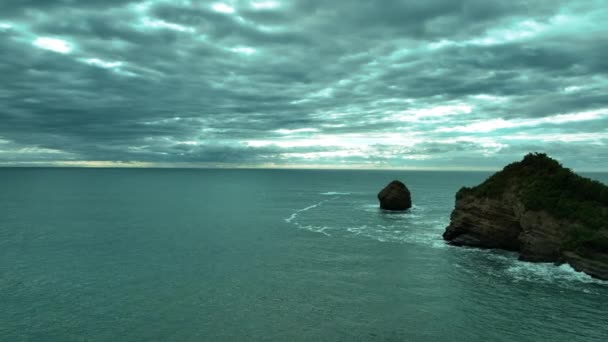 Voo Ambiente Verde Cinzento Onde Nuvens Mar Encontram Tolaga Bay — Vídeo de Stock