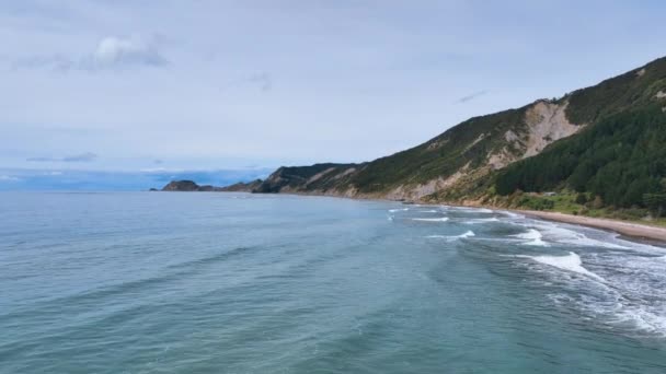 Repüljön Fehér Foltok Anaura Bay Felé Fordulva Szárazföld Zéland — Stock videók