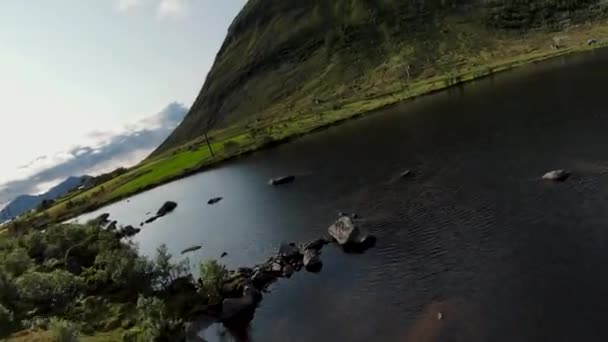 Πετώντας Πάνω Από Μια Λίμνη Στη Νορβηγία Lofoten Βουνά Στο — Αρχείο Βίντεο