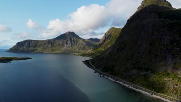 Flug Über Den Ozean Zwischen Bergen Mit Blick Auf Eine — Stockvideo