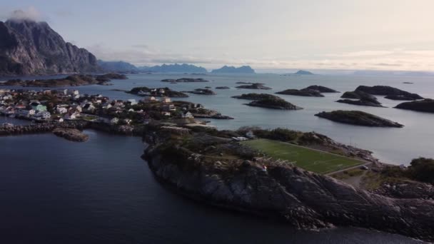 在Henningsvaer海岸飞行 俯瞰着许多相连的Henningsvaer岛和其中一个岛上的足球场 — 图库视频影像