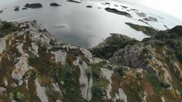 Cliffdiving Henningsvaer Festvagtind Overlooking Ocean Henningsvaer — ストック動画