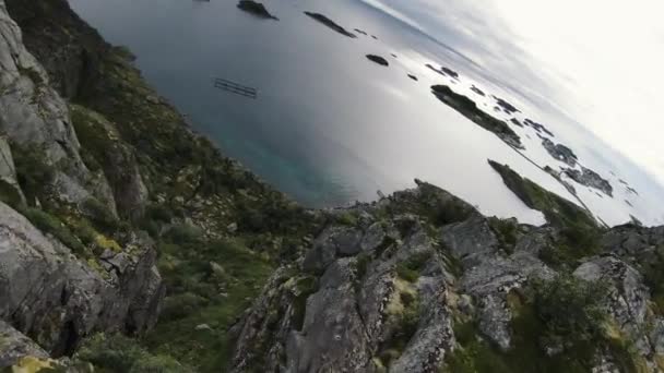 Rotsduiken Henningsvaer Festvagtind Met Uitzicht Zee Slow Motion — Stockvideo