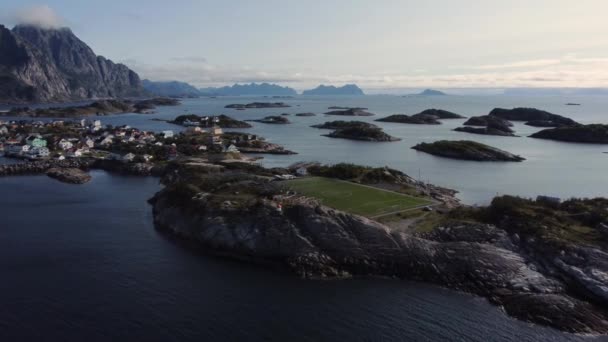 在Henningsvaer海岸飞行 俯瞰许多相连的Henningsvaer岛 在上个岛上的足球场上放大 — 图库视频影像