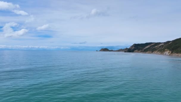 Fly Anaura Bay Beach Turquoise Tranquil Sea Swell New Zealand — Stockvideo