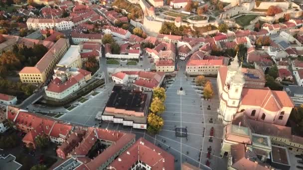 在匈牙利北部主要旅游胜地埃格尔市的Dob Istvn广场拍摄的4K无人驾驶飞行器 — 图库视频影像