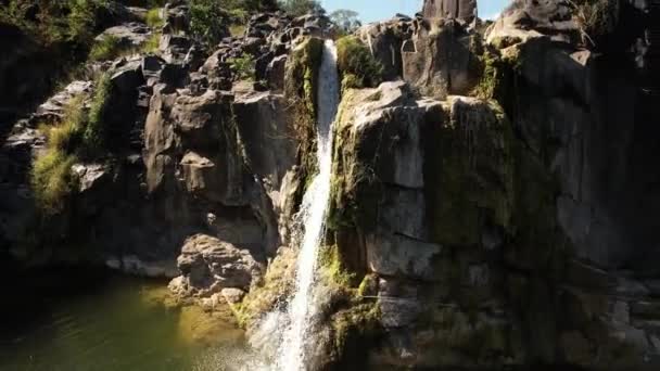 Двойной Водопад Базальтовым Камнем — стоковое видео