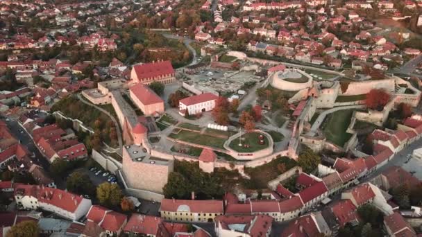 位于匈牙利北部主要旅游胜地埃格尔市的中世纪城堡的电影4K日落无人驾驶飞机镜头 — 图库视频影像