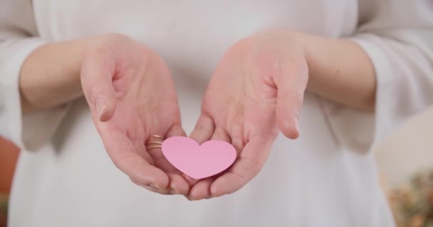 Mãos Xícara Mulher Mostrando Coração Papel Rosa Close Gimbal Foco — Vídeo de Stock