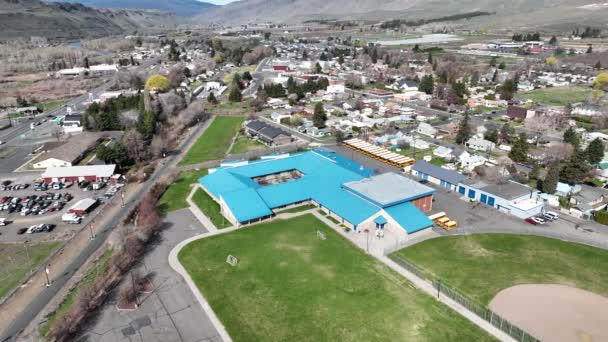位于华盛顿Yakima附近Naches Valley的Naches镇的Naches Valley中学和商业区的电影4K无人驾驶飞机镜头 — 图库视频影像