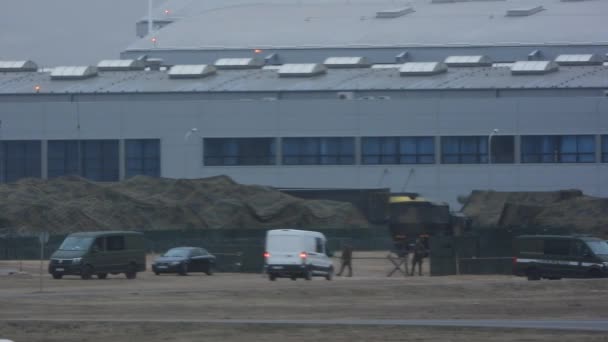 Carpas Soldados Vehículos Militares Aeropuerto Base Otan Para Ayuda Humanitaria — Vídeos de Stock