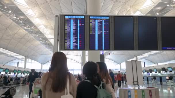 Cestující Podívají Obrazovku Informacemi Odletu Příletu Mezinárodním Letišti Chek Lap — Stock video