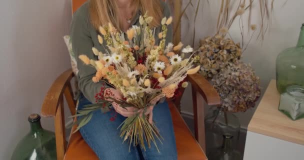 Blonde Woman Beautiful Bouquet Wildflowers Hands Static High Angle — Wideo stockowe