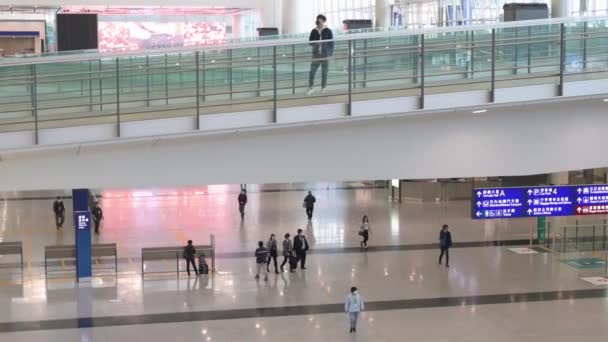 Passengers Chek Lap Kok International Airport Arrival Hall Hong Kong — Vídeo de Stock