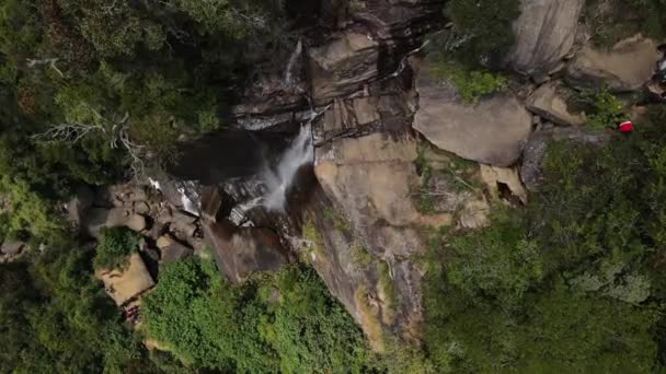 Long Walk Edge Higher Lovers Leaf Waterfall Several Tourists Look — Vídeos de Stock